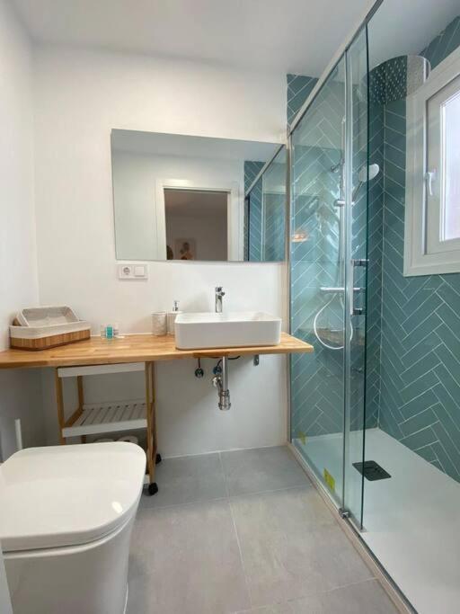 Stylish Seaside 3 Bed With Terrace + Sea View Apartment