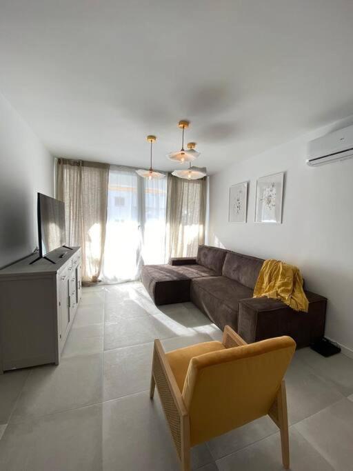 Apartment Stylish Seaside 3 Bed With Terrace + Sea View *