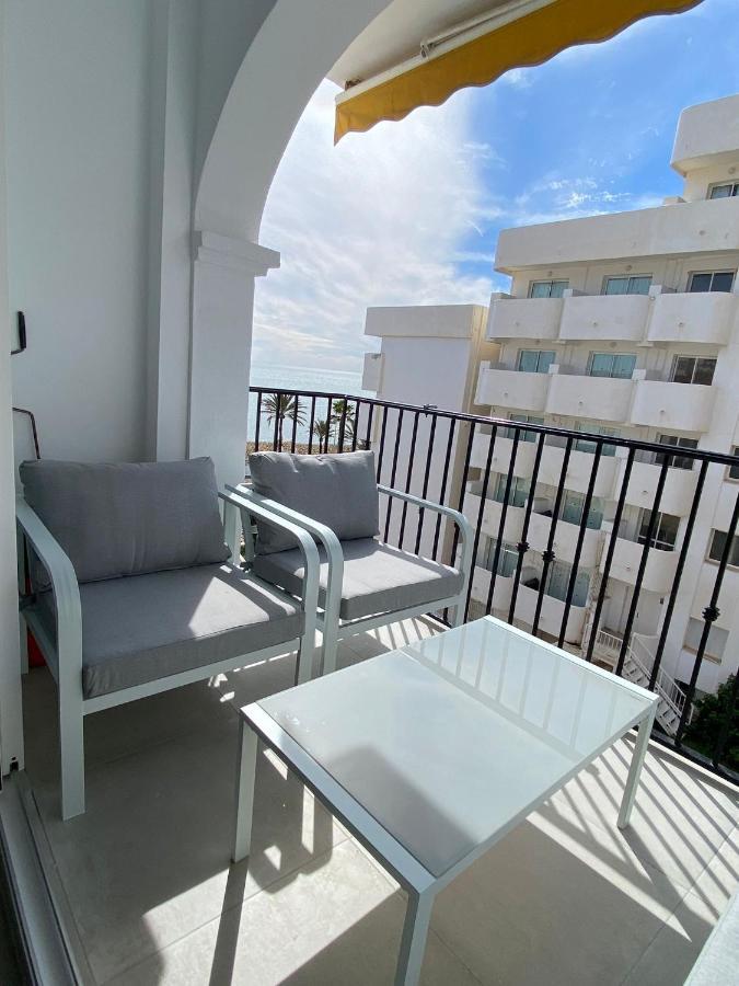 Stylish Seaside 3 Bed With Terrace + Sea View Apartment *