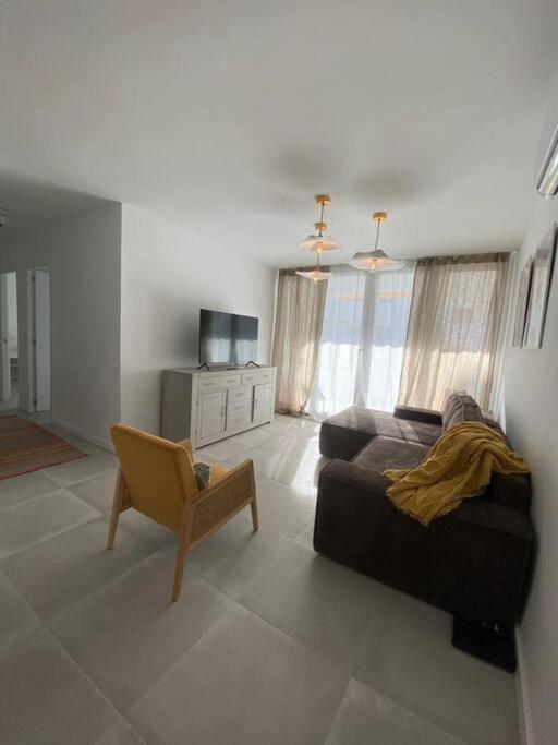 Stylish Seaside 3 Bed With Terrace + Sea View Lejlighed *